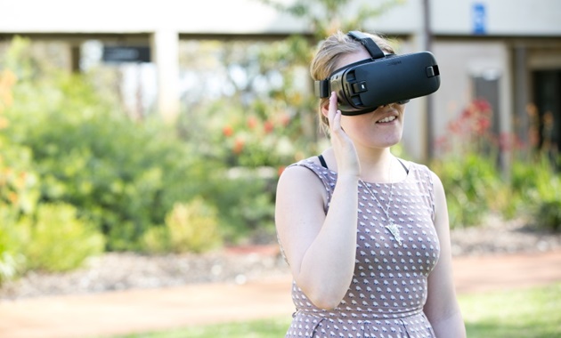 游戏艺术 & 设计学生在户外佩戴VR头盔.