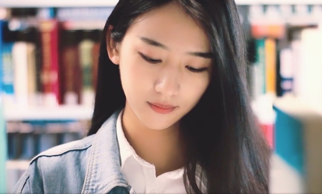 Murdoch student Shuang studying in the library.