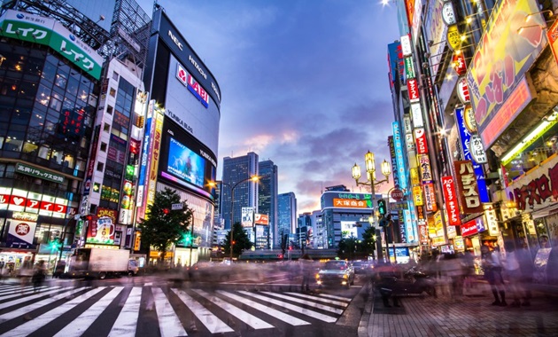大量的人通过日本东京的涩谷十字路口.