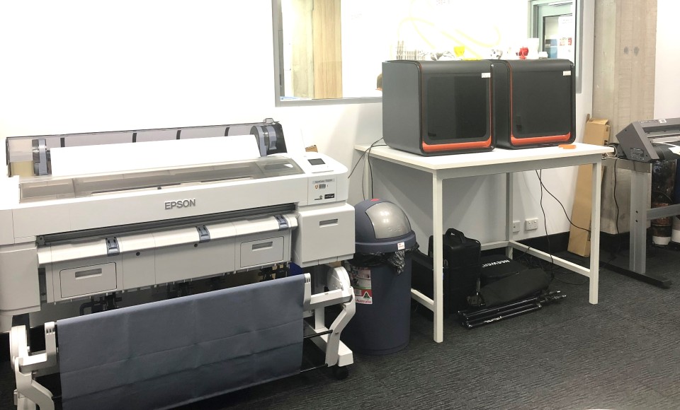 原型室的3d打印机和其他设备