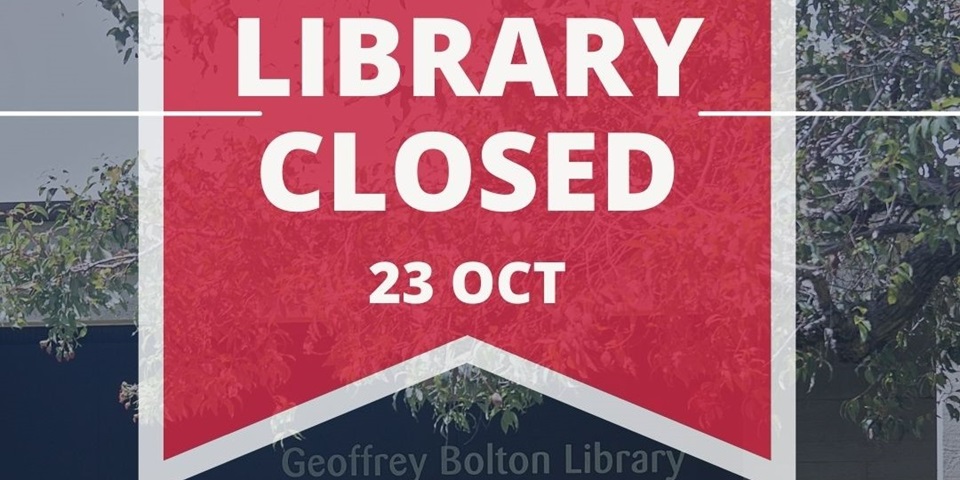 杰弗里·博尔顿图书馆大门的图片，上面贴着一块牌子，上面写着:图书馆10月23日关闭
