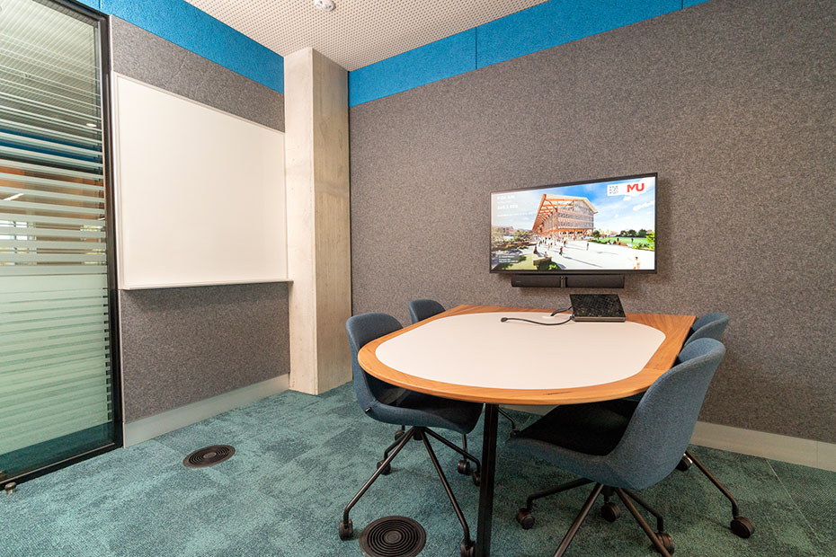 Meeting room with screen, chairs and desk