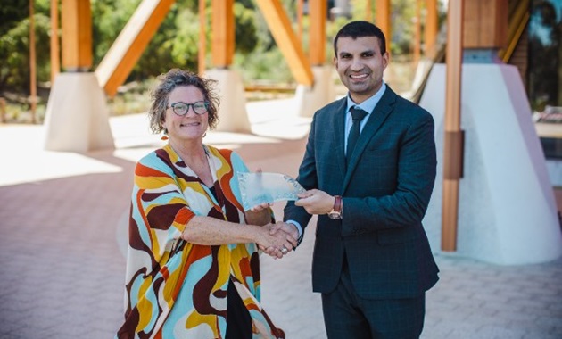 Professor Jennifer Verduin presenting Aspire Award to Dr Ashiwin Vadiveloo