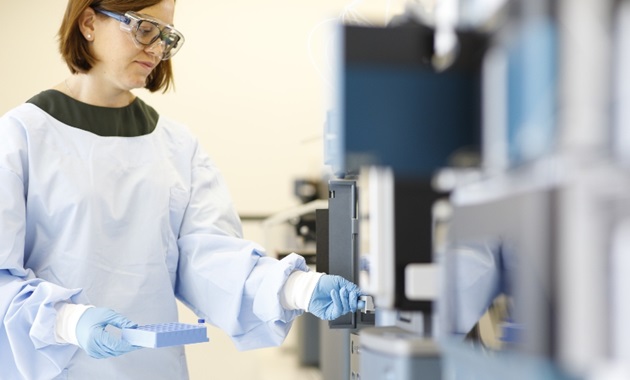 Dr Nicola Gray loading mass spectrometer