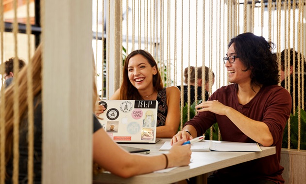 Murdoch Uni students in a group chatting