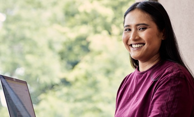 Murdoch University OnTrack Flex student smiling in front of laptop