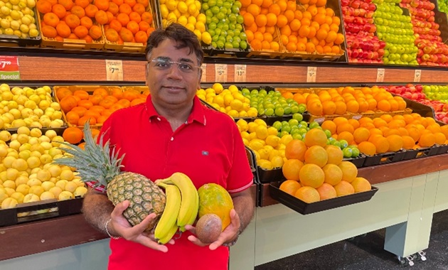 Researcher with fruits in veg